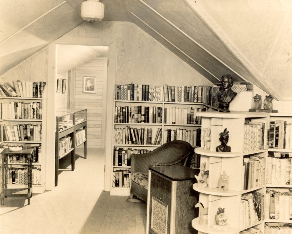 1988.046.1 Lincoln Book Shop Sign – North Lincoln County Historical Museum